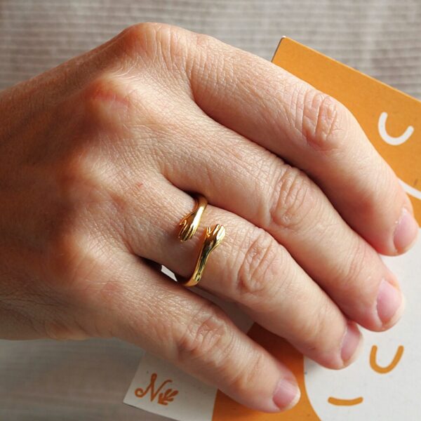 Vind je niet de juiste woorden? Heb je geen tekst kaartje overlijden? Geef dan een gecondoleerd kaartje en troostcadeau om iemand te troosten bij het overlijden. Een knuffelring met een condoleer kaartje is een mooi alternatieve manier om uw oprechte deelneming te betuigen en te tonen dat je er voor iemand bent. troost cadeau; troostcadeau; troost geschenk; iemand troosten bij overlijden; kaars; tekst kaartje overlijden; kaartje tekst overlijden, gecondoleerd kaartje, kaartje gecondoleerd, condoleer kaartje
