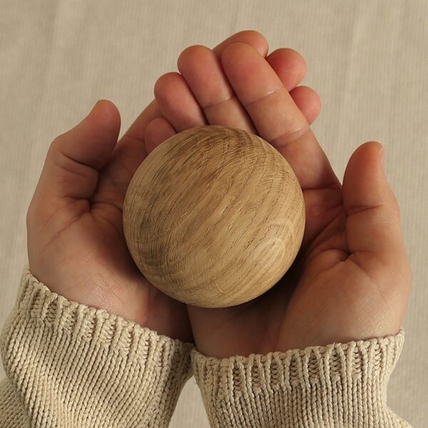 Deze houten mini urn of kleine urn is ideaal om een klein deel van de crematie as te bewaren van een overleden dierbare. Maar ook kunnen de assen van een overleden huisdier bewaard worden. Zo is het een mooie urn hond of urn kat. De houten miniurn voelt warm aan en past mooi in de handpalm Zo is het een echte knuffelurn of knuffel keien. Mini urn hout; Houten mini urn, kleine urn, urn hond, urn kat, knuffelurn, knuffel keien, urn met naam, Tierurne, Hund urne, Holz Urne, Holzurne, Urne aus Holz