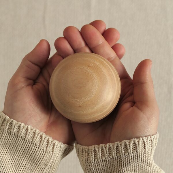 Deze houten mini urn of kleine urn is ideaal om een klein deel van de crematie as te bewaren van een overleden dierbare. Maar ook kunnen de assen van een overleden huisdier bewaard worden. Zo is het een mooie urn hond of urn kat. De houten miniurn voelt warm aan en past mooi in de handpalm Zo is het een echte knuffelurn of knuffel keien. Mini urn hout; Houten mini urn, kleine urn, urn hond, urn kat, knuffelurn, knuffel keien, urn met naam, Tierurne, Hund urne, Holz Urne, Holzurne, Urne aus Holz