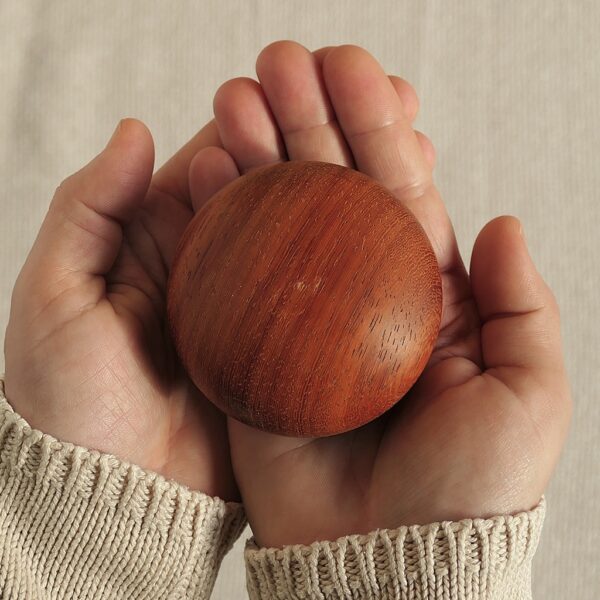 Deze houten mini urn of kleine urn is ideaal om een klein deel van de crematie as te bewaren van een overleden dierbare. Maar ook kunnen de assen van een overleden huisdier bewaard worden. Zo is het een mooie urn hond of urn kat. De houten miniurn voelt warm aan en past mooi in de handpalm Zo is het een echte knuffelurn of knuffel keien. Mini urn hout; Houten mini urn, kleine urn, urn hond, urn kat, knuffelurn, knuffel keien, urn met naam, Tierurne, Hund urne, Holz Urne, Holzurne, Urne aus Holz