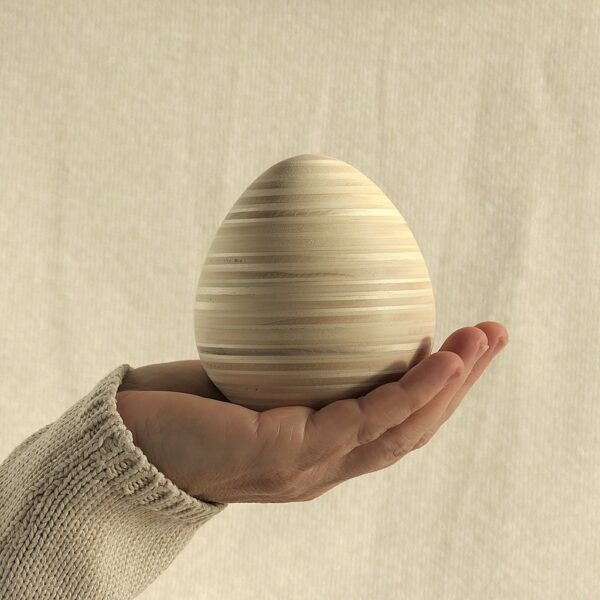 Deze houten mini urn of kleine urn is ideaal om een klein deel van de crematie as te bewaren van een overleden dierbare. Maar ook kunnen de assen van een overleden huisdier bewaard worden. Zo is het een mooie urn hond of urn kat. De houten miniurn voelt warm aan en past mooi in de handpalm Zo is het een echte knuffelurn of knuffel keien. Mini urn hout; Houten mini urn, kleine urn, urn hond, urn kat, knuffelurn, knuffel keien, urn met naam, Tierurne, Hund urne, Holz Urne, Holzurne, Urne aus Holz