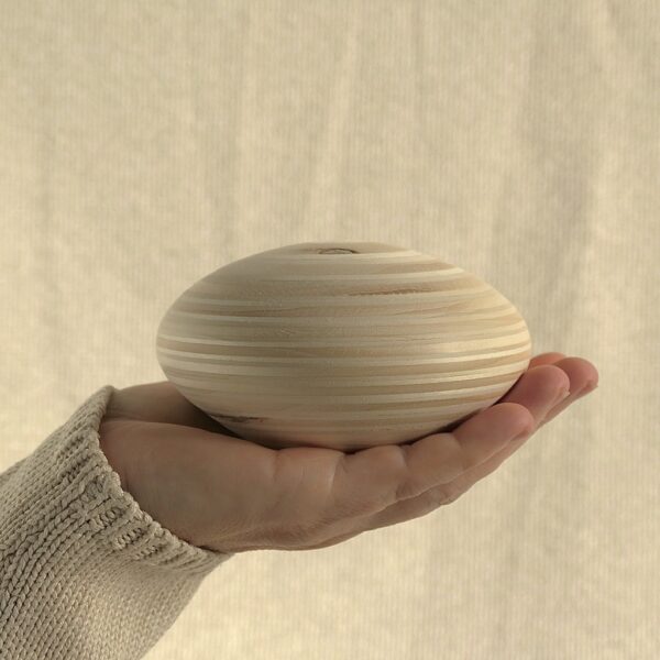 Deze houten mini urn of kleine urn is ideaal om een klein deel van de crematie as te bewaren van een overleden dierbare. Maar ook kunnen de assen van een overleden huisdier bewaard worden. Zo is het een mooie urn hond of urn kat. De houten miniurn voelt warm aan en past mooi in de handpalm Zo is het een echte knuffelurn of knuffel keien. Mini urn hout; Houten mini urn, kleine urn, urn hond, urn kat, knuffelurn, knuffel keien, urn met naam, Tierurne, Hund urne, Holz Urne, Holzurne, Urne aus Holz