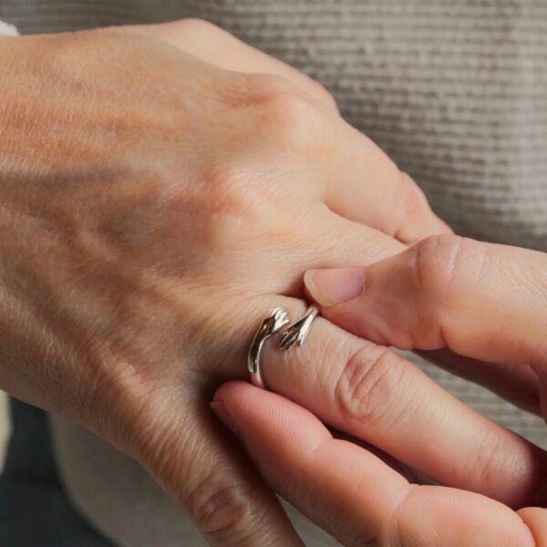 Vind je niet de juiste woorden? Heb je geen tekst kaartje overlijden? Geef dan een gecondoleerd kaartje en troostcadeau om iemand te troosten bij het overlijden. Een knuffelring met een condoleer kaartje is een mooi alternatieve manier om uw oprechte deelneming te betuigen en te tonen dat je er voor iemand bent. troost cadeau; troostcadeau; troost geschenk; iemand troosten bij overlijden; kaars; tekst kaartje overlijden; kaartje tekst overlijden, gecondoleerd kaartje, kaartje gecondoleerd, condoleer kaartje
