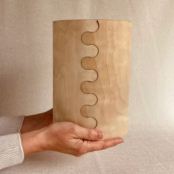 Deze houten urn of urn hout is ideaal om de crematie as te bewaren van een overleden dierbare. Maar ook kunnen de assen van een overleden huisdier bewaard worden. Zo is het een mooie urn hond of urn kat. De mooie urn voelt warm aan en past mooi in de handpalm Zo is het een echte knuffelurn of knuffel keien. De biologisch afbreekbare urn is gemaakt van natuurlijke materialen ne kan daarom begraven worden op natuurbegraafplaatsen. urn hout, houten urn, biologisch afbreekbare urn, mooie urn, mini urn hout, urn hond, urn kat, knuffel urn, knuffelkeien, urn met naam